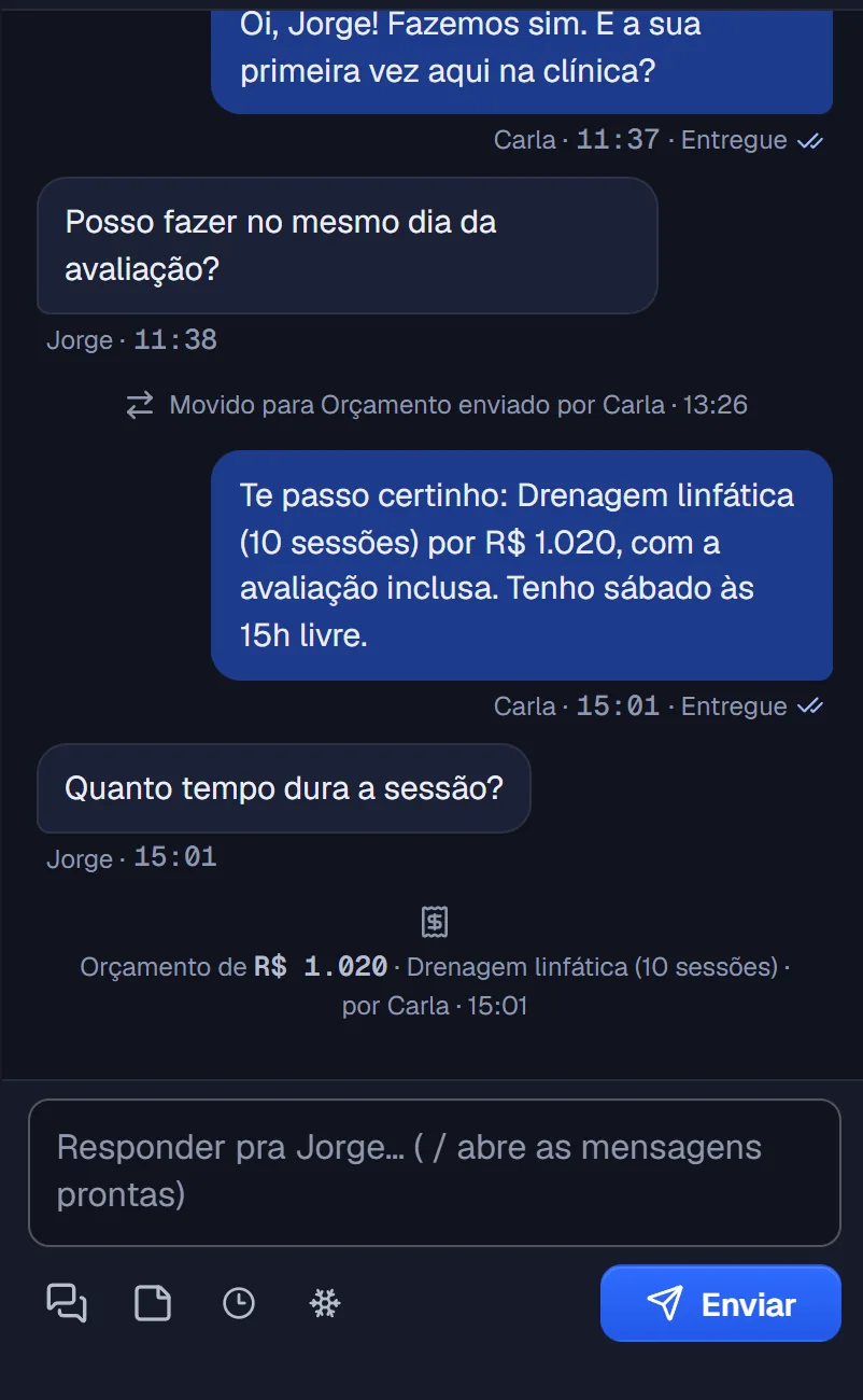 Conversa de exemplo com orçamento enviado e a ficha do cliente ao lado: telefone, origem, procedimento, valor e responsável.