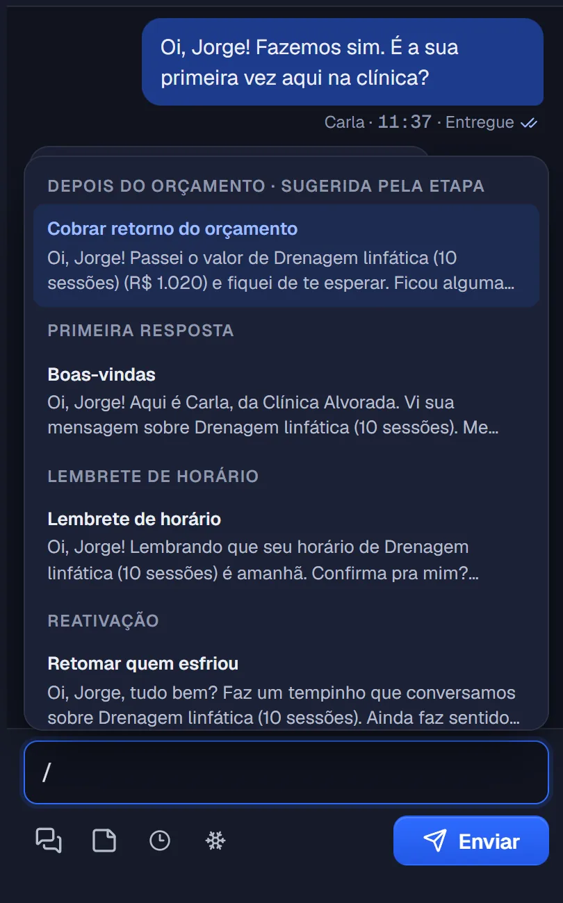 Lista de mensagens prontas que abre ao digitar barra: cobrar retorno do orçamento, boas-vindas, lembrete de horário, retomar quem esfriou.